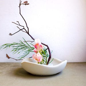 Wavy Concrete Bowl | Asymmetrical Catchall, Decorative Tray, Organic Shaped Trinket Tray, Sculptural Japandi Decor, Curvy Stone Homewares image 2