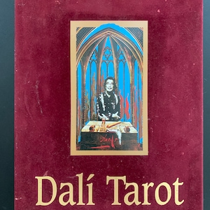 Libro y cartas de edición limitada del Tarot Jubilee de Salvador Dalí.