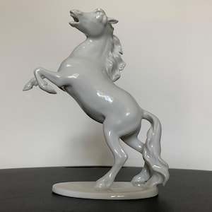 Alka Kunst weiße Porzellanfigur. Aufzucht eines wilden Pferdes. Entworfen von G. Bochmann. Deutschland. 1949-1956.