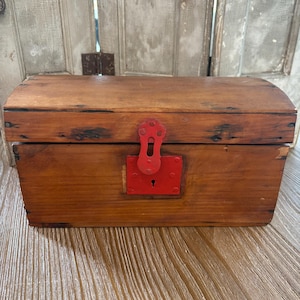 Antique Small Wood Domed Trunk: Red Lock, Removable Tray (10&quot;w)