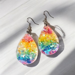 Pendientes de resina de arcoíris / Pendientes coloridos hechos a mano / Joyas llamativas / Pendientes de orgullo, Pendientes de arte de resina únicos