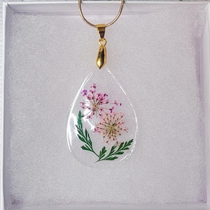 Pressed Flower Resin Necklace | Handmade Botanical Jewelry | Nature-Inspired Pendant | Unique Gift for Her | Floral Resin Necklace