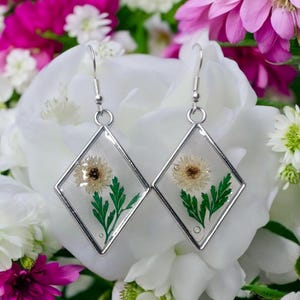 Handmade White Pressed Flower Resin Earrings – Delicate & Nature-Inspired Jewelry, resin jewelry, elegant earrings, unique earrings for her