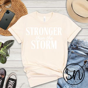 Stärker als der Sturm - Tee- Rundhals-Hoodie - Jugend- und Erwachsenengrößen