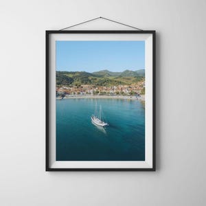 Impresión de póster con retrato de Collioure: fotografía de dron desde el mar hasta la playa con barco - Arte mural de la costa francesa