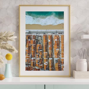 Stampa fotografica di Nazaré, Portogallo - Arte murale costiera con spiaggia e strade, poster con vista sull'oceano, fotografia di viaggio di una città di surfisti, arredamento nautico per la casa