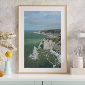 Impresión de dron de los acantilados de Étretat, arte mural de la costa de Normandía, póster de faralla francesa, foto aérea del océano, regalo de fotografía de paisaje mate