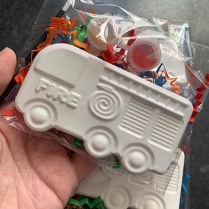 Malen Sie Ihr eigenes Feuerwehrauto-Gemälde Bastelset: Kinder-Gastgeschenk, Gipsset