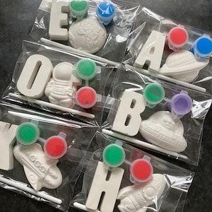 Personligt rymdmålningsset: Gipsbokstäver, astronaut, raket