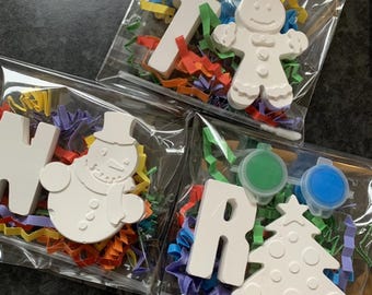 Kit personalizzato per dipingere le tue iniziali natalizie, set per lavoretti, regalo di compleanno in ceramica, pittura per bambini, alternativa alla borsa per bomboniere