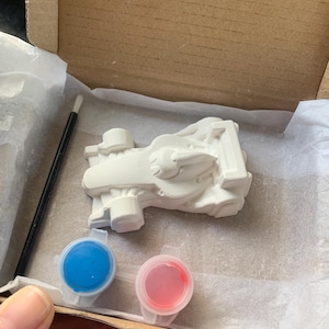 自分だけの 3D レーシングカーをペイント、セラミック クラフト セット、お子様の誕生日プレゼント、ペイント ギフトの代わりとなるパーティーの記念品、DIY 記念品、F1 スーパーカー