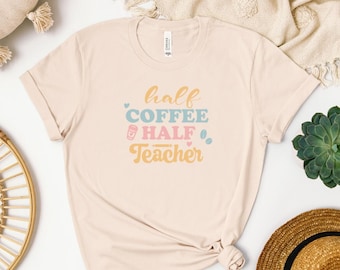 Metà insegnante metà caffè camicia - T-shirt carina per insegnante - Regalo per l'insegnante - Regalo per l'educatore - Divertenti T-shirt per l'insegnante - Camicie per il ritorno a scuola