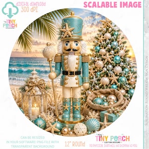 Peut inclure: Une figurine de casse-noisette en uniforme bleu sarcelle et or avec un chapeau en étoile de mer, tenant un sceptre surmonté d'un coquillage. La scène comprend un sapin de Noël décoré, une lanterne, un sac en toile de jute et des coquillages.