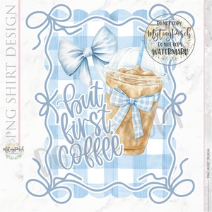 K&ouml;nnte beinhalten: Ein blauer und wei&szlig;er Gingham-Hintergrund mit einer blauen Schleife und einem Glas Eiskaffee. Der Text "But first, coffee" ist in einer kursivschriftlichen Schriftart geschrieben.