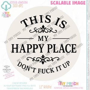 Può includere: Un design circolare per sublimazione con sfondo beige chiaro e testo nero che recita THIS IS MY HAPPY PLACE e DON'T FUCK IT UP, separati da ghirigori neri decorativi. Il design è indicato come un file digitale rotondo da 30 cm.