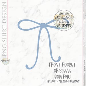 K&ouml;nnte beinhalten: Eine hellblaue Schleife mit zwei langen B&auml;ndern. Die Schleife befindet sich auf einem wei&szlig;en Marmorhintergrund mit dem Text "FRONT POCKET OR SLEEVE BOW PNG FREE WITH ALL SHIRT DESIGNS".