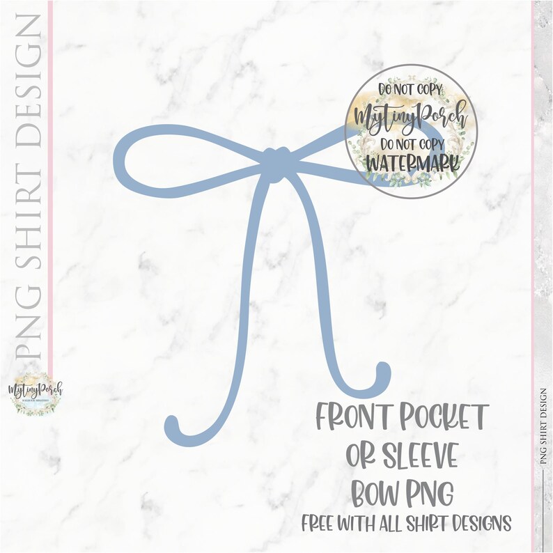 K&ouml;nnte beinhalten: Eine hellblaue Schleife mit zwei langen B&auml;ndern. Die Schleife befindet sich auf einem wei&szlig;en Marmorhintergrund mit dem Text "FRONT POCKET OR SLEEVE BOW PNG FREE WITH ALL SHIRT DESIGNS".