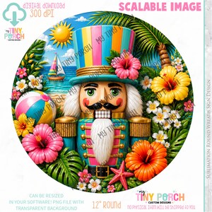 Può includere: Un design rotondo e colorato con uno schiaccianoci in un'ambientazione tropicale. Lo schiaccianoci indossa un cappello a righe e una giacca turchese, circondato da fiori di ibisco, un pallone da spiaggia e una barca a vela. Testo: "DOWNLOAD DIGITALE" e "12" Round" (circa 30 cm).
