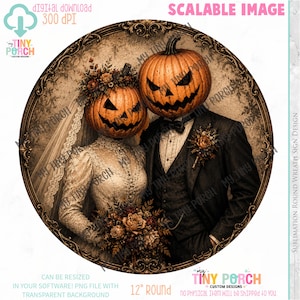 Può includere: Un design digitale con una coppia con teste di zucca in abiti da sposi, all'interno di una cornice circolare ornata. L'immagine è di 30 cm di diametro. Il design è un download digitale, scalabile e adatto alla sublimazione.