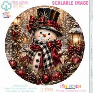 Pode incluir: Um design digital redondo apresentando um boneco de neve usando uma cartola preta com um laço vermelho e um cachecol xadrez preto e branco. O boneco está rodeado por ornamentos vermelhos, ramos de pinheiro, pinhas e dois candeeiros.