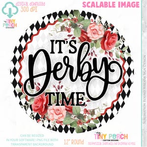 Könnte beinhalten: Ein rundes Schild mit dem Text "IT'S Derby TIME" in schwarzer Schrift, umgeben von einem floralen Kranz mit roten und rosa Rosen. Der Rand weist ein schwarz-weißes Rautenmuster und eine rote Wellenlinie auf. Das Schild hat einen Durchmesser von 30 cm.