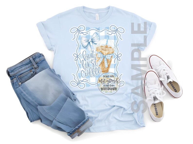 K&ouml;nnte beinhalten: Ein hellblaues T-Shirt mit einem Aquarell-Design eines Eiskaffees mit einer blauen Schleife. Der Text auf dem Shirt lautet "But first coffee" und "Don't copy my designs, don't copy my watermark".