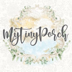 K&ouml;nnte beinhalten: Eine Aquarell-Illustration eines Kranzes mit Gr&uuml;n auf wei&szlig;em Hintergrund. Der Text "My Tiny Porch" ist in einer kursiven Schrift geschrieben.