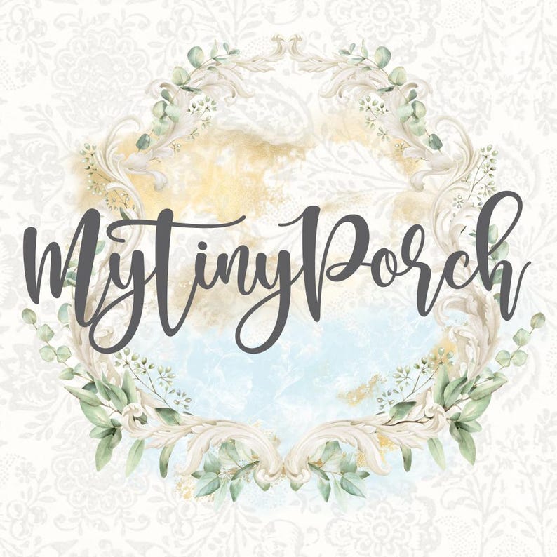K&ouml;nnte beinhalten: Eine Aquarell-Illustration eines Kranzes mit Gr&uuml;n auf wei&szlig;em Hintergrund. Der Text "My Tiny Porch" ist in einer kursiven Schrift geschrieben.