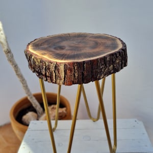 Beistelltisch &quot;Flamed&quot; - Durchmesser 35cm, Eiche, Live Edge, Epoxidharz, Runder Beistelltisch, Epoxy Couchtisch, Runder Beistelltisch