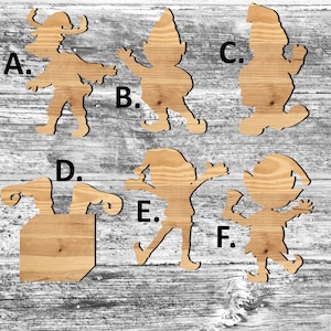 Puede incluir: Seis recortes de elfos de madera, etiquetados de la A a la F. Los recortes están en varias poses, incluyendo de pie, sentados y saltando. Los recortes están hechos de madera natural y tienen un aspecto rústico.