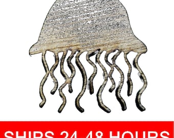 Meduse non finite o sagome di legno dipinte, meduse di legno, ornamento di meduse, cartello a forma di medusa, spiaggia solida, oceano, estate