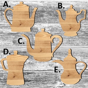 Op de afbeelding: Vijf uitgesneden houten vormen van verschillende koffiekannen. De koffiekannen zijn gelabeld van A tot en met E. De koffiekannen zijn allemaal van hout en hebben een natuurlijke houten afwerking.