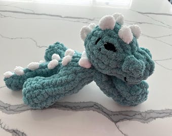 Handgemachter Grobstrick-Dino-Plüsch – Kinderzimmer Deko in Türkis & Weiß