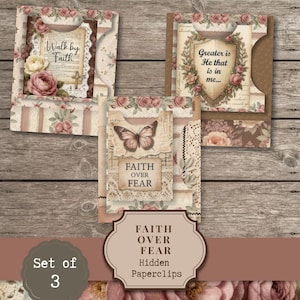 Può includere: Un set di tre cartoline decorative in carta con motivi floreali vintage, texture in pizzo e testo ispiratore. Le carte mostrano le frasi Walk by Faith, Greater is He that is in me e Faith Over Fear con un'illustrazione di una farfalla.