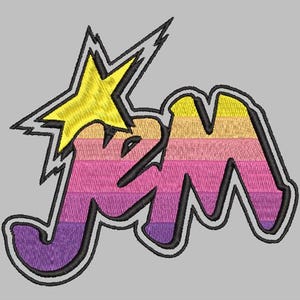 Peut inclure: Écusson brodé avec les lettres "JM" dans un dégradé de couleurs, du jaune au violet, avec un contour noir. Une étoile jaune avec des éclairs est au-dessus des lettres. L'écusson est sur un fond gris.