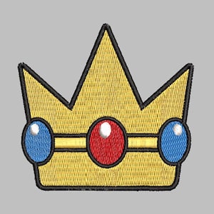 Pode incluir: Coroa dourada bordada com acabamento preto e três detalhes de joias. A coroa apresenta uma joia central vermelha e joias azuis em ambos os lados. O design está em um fundo cinza.