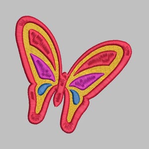 Puede incluir: Un parche bordado de mariposa con un borde rojo grueso, secciones de alas amarillas y detalles interiores en magenta vibrante y azul brillante. El diseño es simétrico con un patrón de puntadas texturizado en toda la forma de la mariposa.