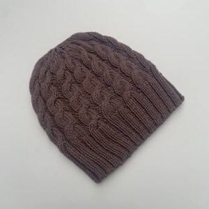 Skrivet mönster för trendig mössa med flätor/flätor. En storlek. Unisex. Stickning för nybörjare. Vackert mönster för mössa.