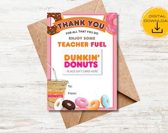 Puede incluir: Una tarjeta de regalo rosa y blanca con el texto "THANK YOU" y "TEACHER FUEL". La tarjeta presenta un logotipo de Dunkin' Donuts e ilustraciones de donas. Un sobre de papel marrón está detrás de la tarjeta.