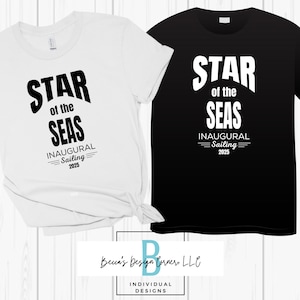 Könnte beinhalten: Zwei T-Shirts, eines weiß und eines schwarz, jeweils mit dem Text "STAR of the SEAS INAUGURAL Sailing 2025" in fetter, schwarzer und weißer Schrift. Das weiße Shirt ist unten geknotet. Das Bild enthält ein Logo für Becca's Design Corner, LLC.