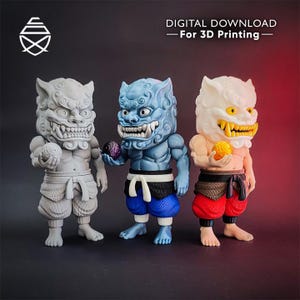Op de afbeelding: Drie 3D-geprinte figuren van gestileerde mythische wezens. De figuren zijn in grijstinten, blauw en wit, elk met een kleine bol. De figuren hebben gedetailleerde gelaatstrekken en dragen een korte broek. Bovenin staat de tekst "DIGITALE DOWNLOAD - Voor 3D-printen".