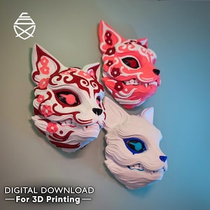 Könnte beinhalten: Drei dekorative Fuchmasken in Weiß, Rosa und Rot mit aufwendigen floralen und geometrischen Designs. Die Masken sind für den 3D-Druck bestimmt, wie der Text unten angibt. Die Masken sind an einer hellblauen Wand befestigt.