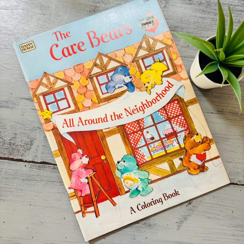 Peut inclure: Un livre de coloriage vintage des Bisounours intitul&eacute; "All Around the Neighborhood". La couverture pr&eacute;sente des illustrations de Bisounours dans un cadre de quartier avec le texte "The Care Bears" et "A Coloring Book".