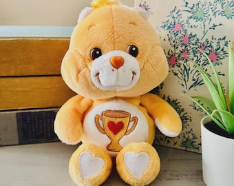 millésime 20e anniversaire Champ Bear Care Bear | Peluche ourson 2003 | Mini peluche secrète ours câlin rétro 2003 | Ours champion fauve