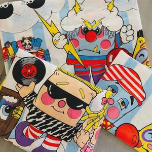 Puede incluir: Juego de cama colorido con personajes de dibujos animados con contornos audaces y colores vibrantes. Un personaje sostiene un disco de vinilo con el texto "I'M PUNKY". El juego incluye un personaje con forma de nube con rayos.