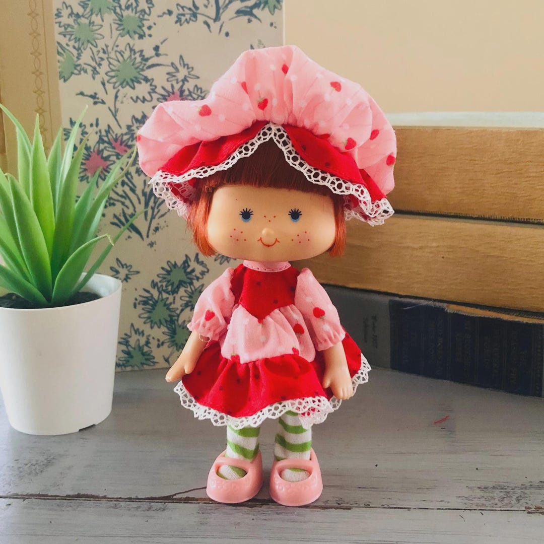 Strawberry Shortcake Charlotte Aux Fraises Doll Brazilian Frutas E Flores Eclair Au Café Re-issue #44 Boxed - UK