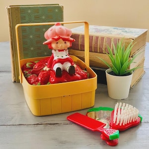 Vintage 1980&#39;s Strawberry Shortcake Grooming Case | Retro 80s Shortcake Mirrored Box | Strawberry Shortcake Brush, Comb, Hand Mirror Set