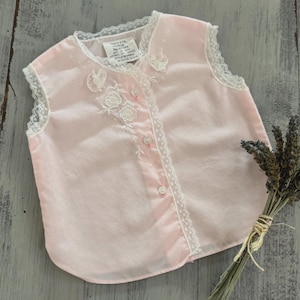 Haut brodé un petit ange vintage des années 1970 Robe de nouveau-né boutonnée rétro des années 1970 | Vêtements de bébé pour nouveau-né
