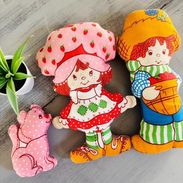 Poupées coupées et cousues de shortcake aux fraises des années 1980 | Coussin sablé aux fraises | Huckleberry Pie Custard Cat Shortcake Dolls