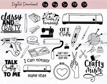 Può includere: Una collezione di illustrazioni in bianco e nero di strumenti e materiali per l'artigianato, tra cui una macchina da cucire, forbici, colla, filato, un righello, una matita, una graffatrice, un tappetino da taglio e una pistola per colla a caldo. Il testo "Crafty Feminist", "Get Crafty", "Talk Crafty To Me", "I can totally make that", e "Crafty Mum" è incluso nell'immagine.